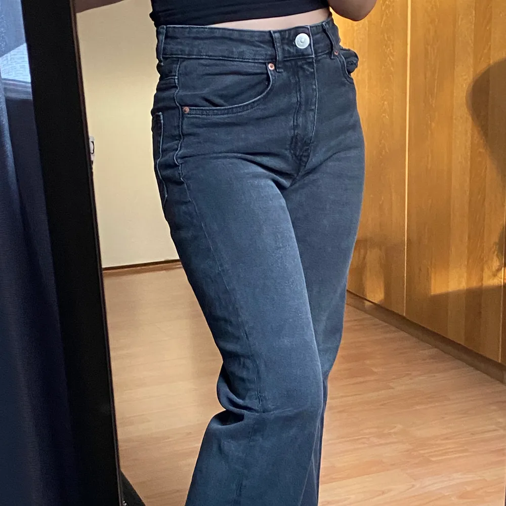 Snygga raka jeans från HM i en urtvättad svartgrå färg. De är fransiga nertill (var så från början). Passar bra i längden på mig som är 157 cm, säljer då de ej kommer till användning. Frakten ingår ej i priset.. Jeans & Byxor.