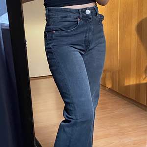 Snygga raka jeans från HM i en urtvättad svartgrå färg. De är fransiga nertill (var så från början). Passar bra i längden på mig som är 157 cm, säljer då de ej kommer till användning. Frakten ingår ej i priset.