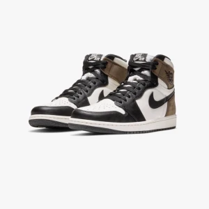 Nike Jordan 1 High Dark Mocha - Söker dessa i storlek 39. ÄKTAS! ENDAST. Skicka pm om du har dessa t salu eller vet vart man kan köpa. Vill inte va med på nå jävla budgivning sorry. 