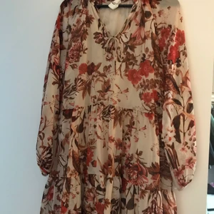 Klänning från h&m - Blommig oanvänd klänning från h&m! Pris 100kr🥳