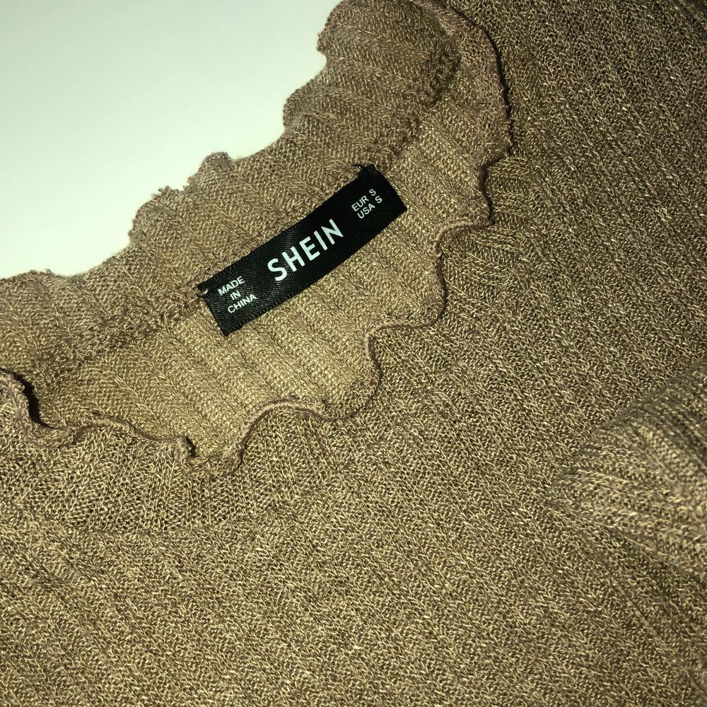 Jätte fin tröja från shein i storlek S men skulle nog säga att den passar XS, använd endast 1 gång nästan nyskick. Tröjan är litee kortare än på bilden. Shein original förpackning kan följa med om så önskas:) . Tröjor & Koftor.
