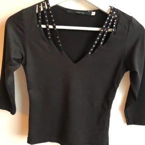 Fin svart festlig topp med stenar - Fin svart festlig topp med stenar •Storlek S •Pris: 45 kr  🚫Djurfritt och rökfritt hem 📍Kan mötes upp i Mölnlycke 📬Kan skickas mot fraktkostnad 