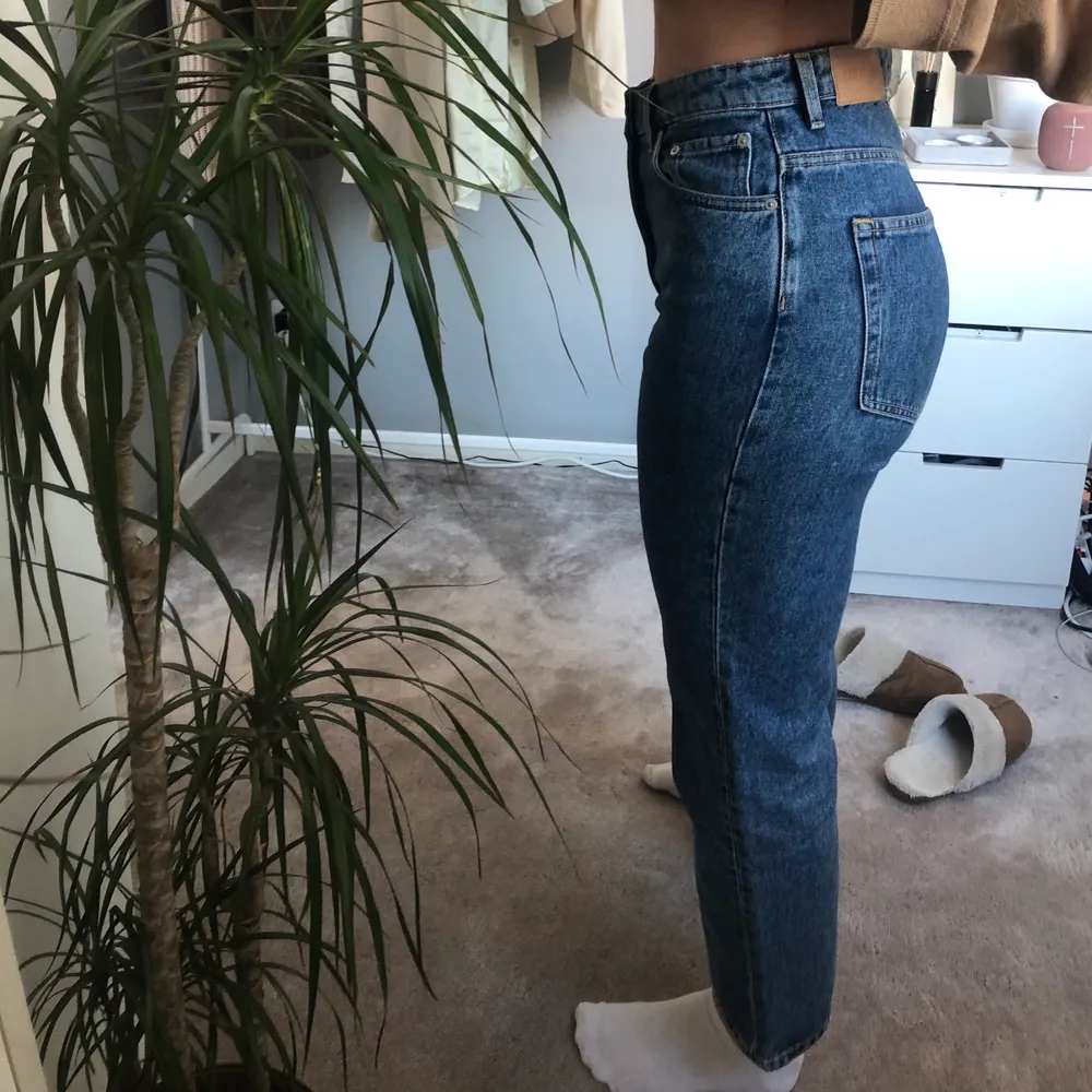 Näst intill nya jeans från weekday i modellen voyage. Säljer för att dom blivit lite för små. Storlek W 27 L 28. Jeans & Byxor.