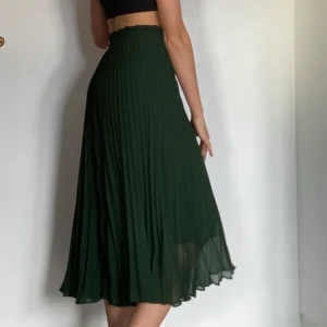 Kjol - Grön MIDI kjol från zara. Prislappen sitter kvar då den alldrig är använd. Köpt för 350 kr 