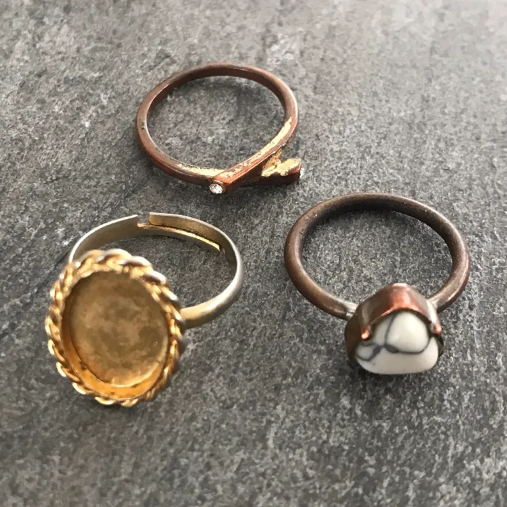 Superfint ringset innehållandes tre ringar i guld: En med en marmorsten, en med en guldplatta där en bild kan fästas och en med två diamantliknande stenar. Alla ringar har en omkrets på ca 7cm. Lite smånötta och avsaknad av färg, utöver det fint skick! 24kr frakt tillkommer. BUDGIVNING I KOMMENTARSFÄLTET OM MÅNGA ÄR INTRESSERADE, ANNARS FÖRST TILL KVARN!. Accessoarer.