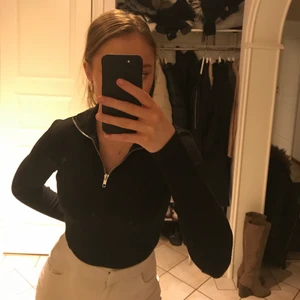 Half Zip tröja - En snygg svart ribbad tröja med zip i kragen. Från BikBok och i strl XS och endast använd någon enstaka gång så i nytt skick. Buda i kommentarerna eller skriv till mig privat. (Har även en exakt likadan i vit)