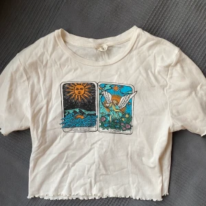 Croptop från Urban outfitters! - Så söt croptop från Urban Outfitters! Sitter som en storlek M 