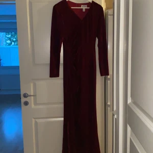 Klänning - En röd klänning i samma material som den svarta, jätte fina och härliga klänningar som är perfekt för vintern👍. Klänningen är i storleken L