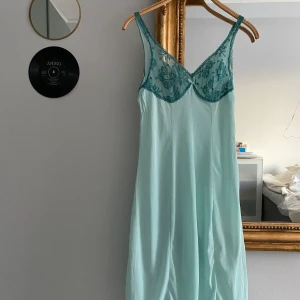 Vintage Nattlinne  - Säljer detta supersöta nattlinne som jag köpt vintage. Knappt använt av mig, och i väldigt fint skick. Står ej storlek men uppskattar S, ca B kupa vid bysten.