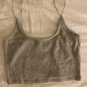 Festlinne! - Super snygg och coolt fest linne! Säljer då det är för litet för mig. Srl L men skulle säga att det är som S/M beroende på hur stor byst man har!! Högsta bud vinner. 