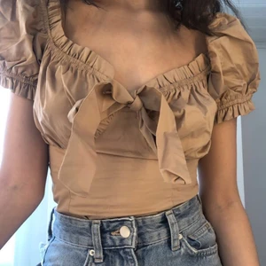 Topp från Nelly - Beige topp från Nelly. Aldrig använd, prislapp sitter kvar. Pris: 150kr + frakt