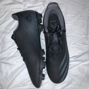Adidas fotbollsskor - Svarta Adidas fotbollsskor, nyskick då de endast är testade två gånger! Säljer pga att dem är en storlek för små för mig. Köpta för 529kr! Möts upp eller skickas men köparen står för frakt, kan fixas med billigare frakt utan PostNord box!