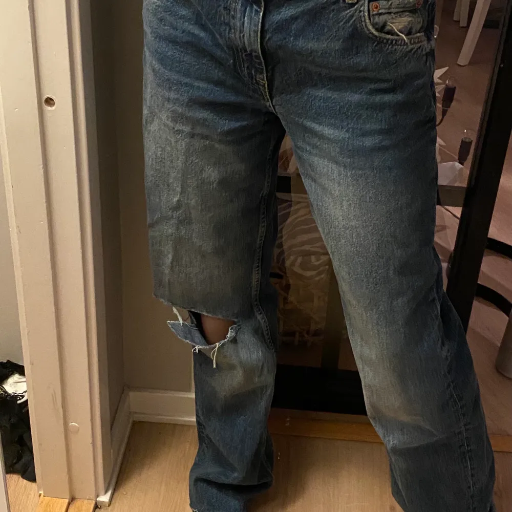 Midwaist jeans med hål på ena knät, endast använda 2 ggr! Har klippt av de i längden för att passa mig som är 1.70 lång! Sitter jättesnyggt oversized på mig som vanligtvis har stl 36 (de är i stl 40)👌 köpare betalar frakt på 66 kr. Jeans & Byxor.