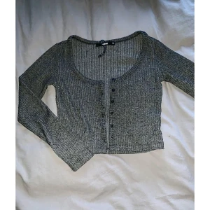 Magtröja från Bikbok - Fin magtröja från Bikbok med knappar. Bra skick på tröjan, inte använd speciellt mycket💜 Storlek XS. Finns i Växjö att hämta annars tillkommer frakt, endast swish betalning☺️