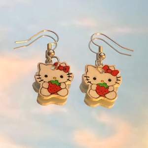 Handgjorda Hello Kitty örhängen, gjorda av krympplast och försilvrade och nickelfria öronkrockar.