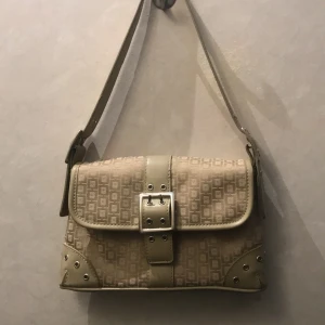Beige baguettväska  - Snygg beige väska med silveiga detaljer🤎 100kr:)