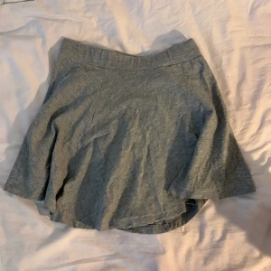 Kjol - Har aldrig använt denna grå kjolen, ganska kort men den sitter fint runt midjan, betala via swish! Jag är 162cm lång 