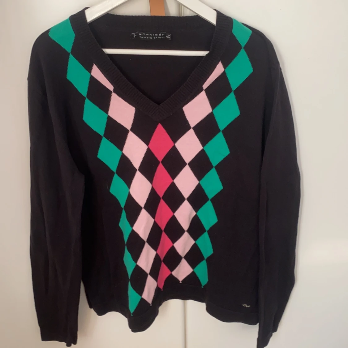 Stickad svart tröja med färgat mönster