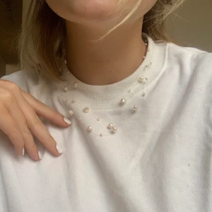 Vitt Pärlhalsband - UPDATE: 2 kvar!! Såå vackert pärlhalsband! Passar till vad som helst honestly🤍🤍🤍 NOTERA: Jag har flertal av dessa: 4st! Pris kan diskuteras billigare vid fler köp😍🤍👏🏻
