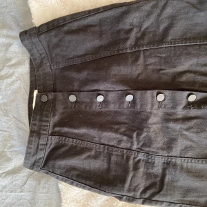 Svart jeanskjol - Jeanskjol från Gina Tricot. Köparen står för frakten💕✨