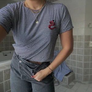 Broderad randig t-shirt - Tryckt design. Flowy tyg (otroligt skönt material!!). Randigt tryck. Broderat motiv. Rund krage. Kort ärm. Mottagare står för frakten