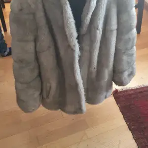 Säljer min åkt Sapphire mink fur coat som är I mycket bra skick och användade cirka en vecka. Den är mycket varmt och passar till vinter var.Den är mycket mysig och stylig och matcherar till allt. Finns fler bilder och bud I kommenterna ny pris 3499