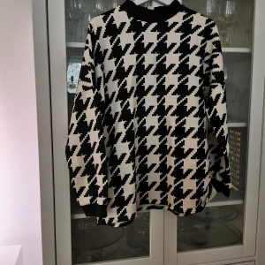 Monki sweater I hundtandmönster - Sweatshirt från Monki I strl M säljes för 150 kr Använd fåtal gr. I nyskick. Lite oversize  Postas för 66 kr spårbar frakt
