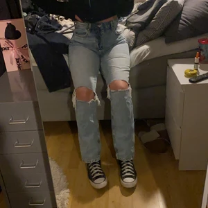 Baggy Jeans - snygga jeans från HM! Köpte dom här på plick men har tyvärr inte kommit till användning. Storlek 40 men sitter snyggt oversized på mig som har 36/38. Andra bilden är lånad från förra säljaren💕🌸 har knutit dom i bak på bilderna så man kan ha dom både så och lösa 