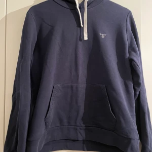Gant hoodie  - Gant hoodie storlek Large. Marinblå, grå i luvan.