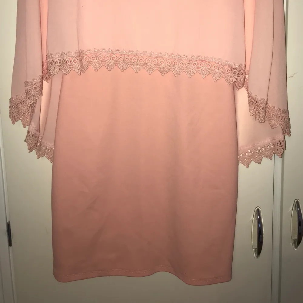 pink dress with cape and lace new. Klänningar.