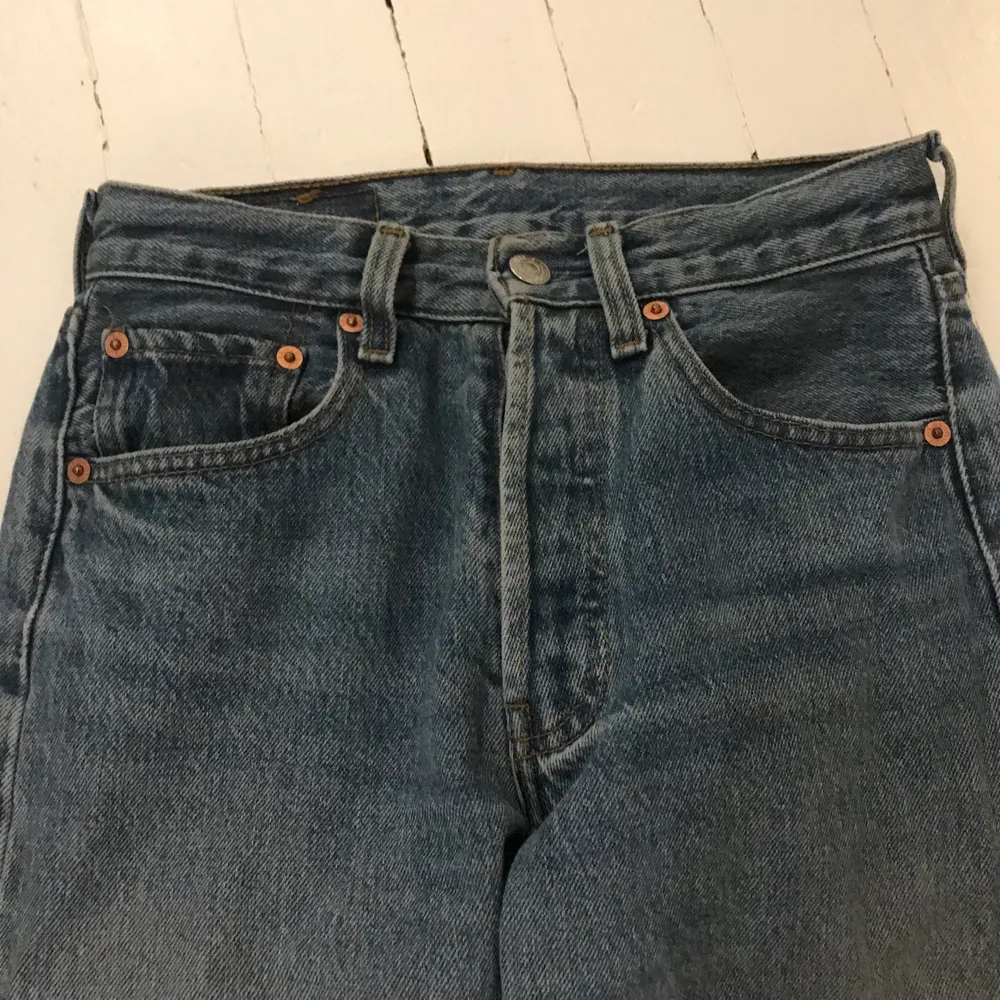 Lite brukt Levis vintage jeans. Vanskelig å finne i størrelse og farge. Superpopulær. Jeans & Byxor.