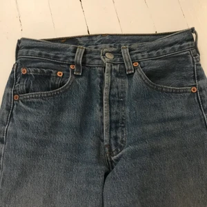 Levis 501 27-28 - Lite brukt Levis vintage jeans. Vanskelig å finne i størrelse og farge. Superpopulær