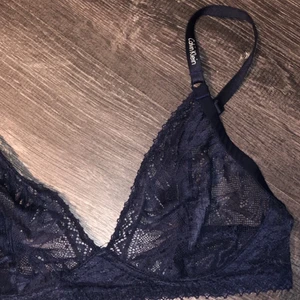 Calvin clein bh - Så fin ck spets bh/topp. Jag fick den i julklapp men den var tyvärr för liten så har använt den max 2 gånger💕