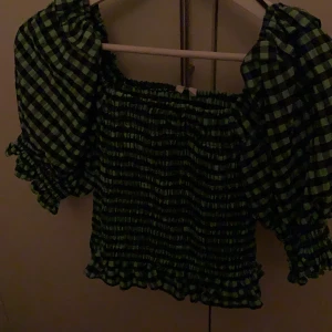 Rutig topp från zara - En helt oanvänd grön rutig topp från zara. Storlek S men passar xs! Köparen står för frakten💕