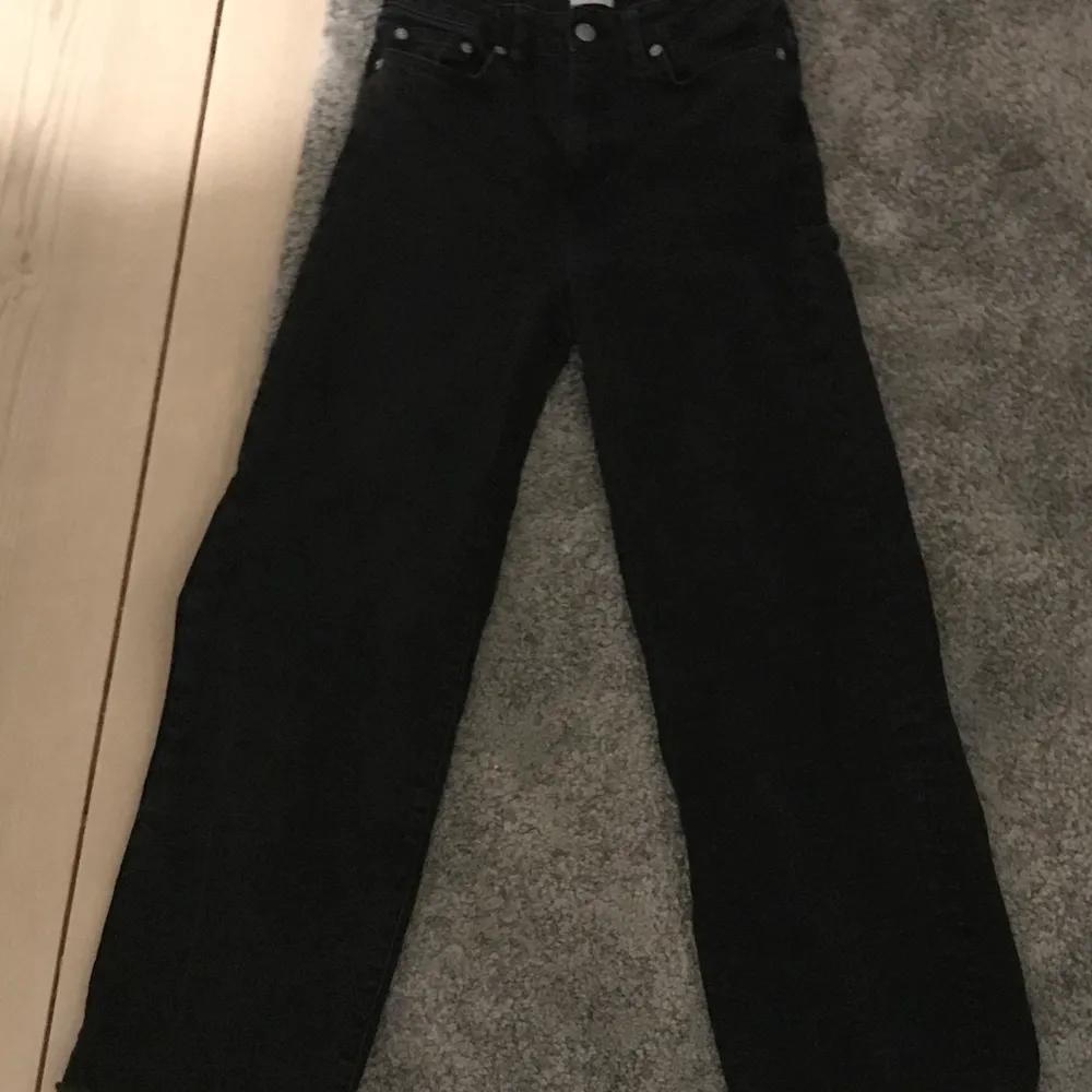 Super fina svarta jeans från lager 157 i storlek: XS :) säljs då jag tycker dom har blivit lite väl korta för mig men det är även en kortare modell❤️  65kr🥰. Jeans & Byxor.