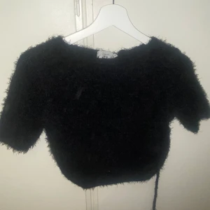 Hanna Schönberg topp - Fluffig topp med öppen rygg från Hanna Schönberg x NAKD. Oanvänd med lapp kvar i storlek 34. Kan skickas spårbart!