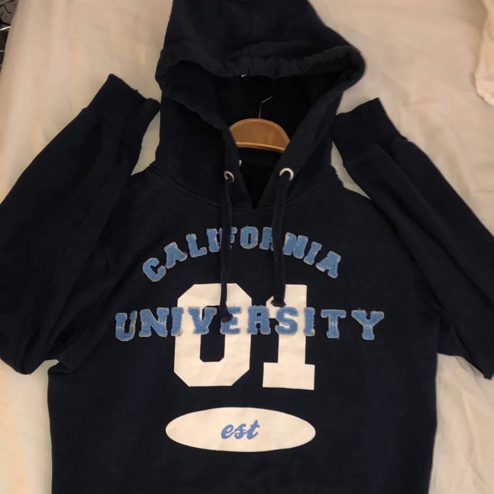 ”California University” hoodie! jätteskön och trendig men inte riktigt min stil. trycket är ”3D” eller vad man ska säga. . Hoodies.
