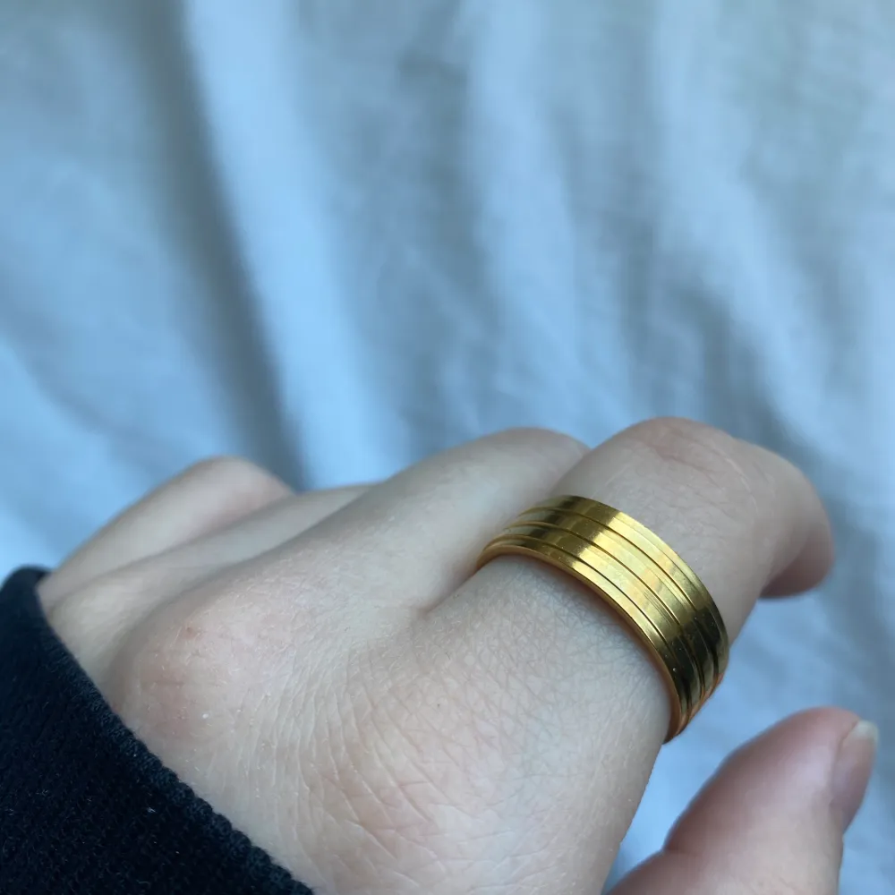 Säljer en helt ny guldig ring!! Aldrig använd eftersom den är för stor på mig, ROSTFRI!. Accessoarer.