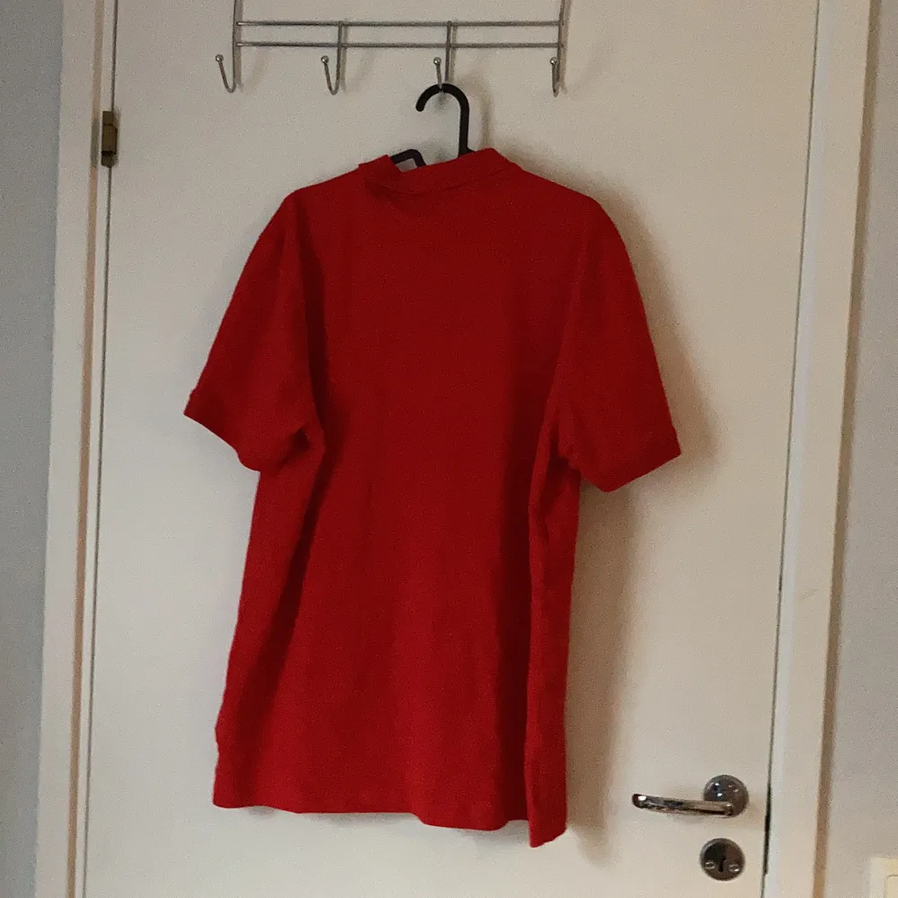 Röd puma pike tisha, använd en gång. T-shirts.