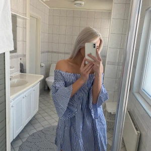 Zara klänning storlek S - Söt sommarklänning i vit och blå. Använd enstaka gånger, så är som helt ny! Jag är (170cm lång). Köparen står för frakten