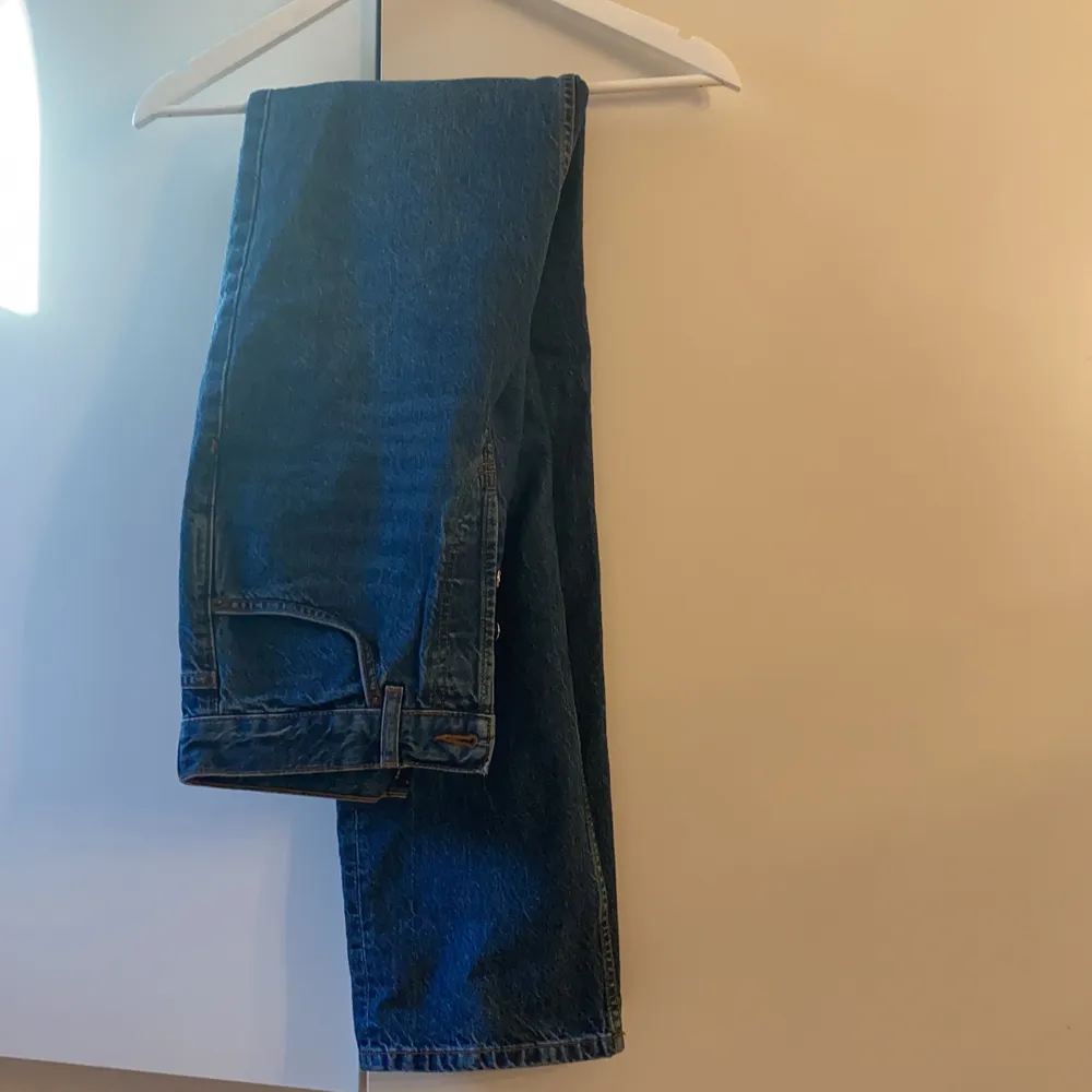 Mörkblå straight leg  jeans från Asos i strl W26 L36, helt oanvända. Dessa jeans är sjukt långa och passar 180cm ungefär. Hittar inte dom på hemsidan så antar att dom är slut.. Jeans & Byxor.