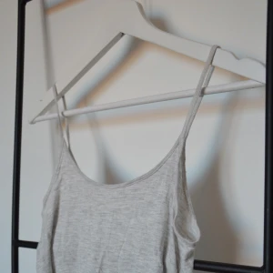 Kort linne - S🤍 - Ett kort ljusgrått linne