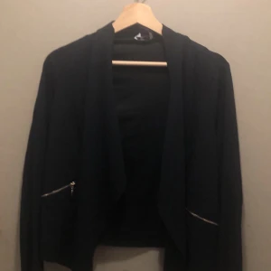 En blus - Den ör mörk blå, man kan ha den med ett linne under sen har man på den tröjan ovanpå den ör jätte fin, (man kan inte stänka den) den är använd 