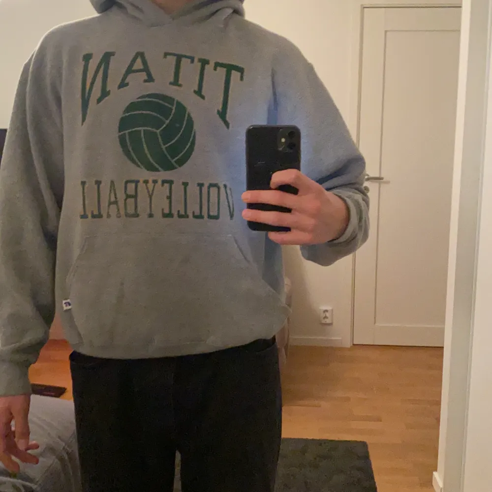 En riktigt snygg grå college hoodie. Höger sidan på fickan är av (se bild 3). Budgivning från 250 bud höjs med minst 50☺️. Hoodies.