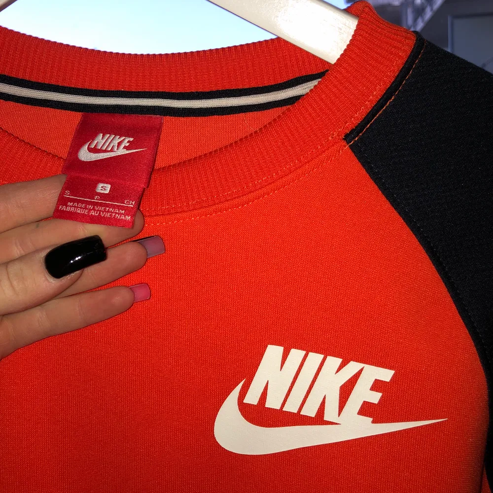 Super fin knappt använd Nike croppad sweater. Inte så tjock i materialet så har använt på sommar kväll. Passar Xs-S🧚🏻‍♀️💜. Hoodies.
