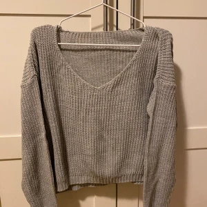 Stickad tröja - Grå stickad tröja med v-urringning, oandvänd storlek M. Frakt inräknat i priset🌸