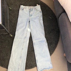 Populära Zara jeans - Säljer mina högmidjade zarajeans som knappt är använda. Den klassiska högmidjade och raka modellen i perfekt färg. Storlek 36 sitter bra på mig som vanligtvis är en W27 och är 172 cm lång. 🧚🏽‍♀️