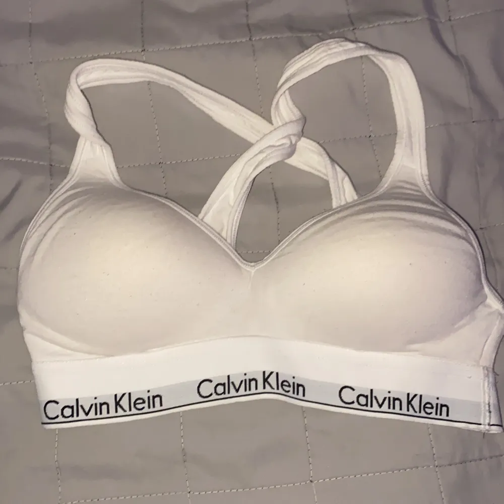 KÖP FÖR 200kr ANNARS BUDA! ❤️Calvin klein bralett! Använd 2 gånger då den är för liten. Buda från 100kr, öka med 10kr. Köp annars för 200kr + frakt. Kontkta mig ifall ni har frågor. 🤎 HÖGSTA BUD: 150kr. Övrigt.