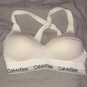 Calvin klein bralett - KÖP FÖR 200kr ANNARS BUDA! ❤️Calvin klein bralett! Använd 2 gånger då den är för liten. Buda från 100kr, öka med 10kr. Köp annars för 200kr + frakt. Kontkta mig ifall ni har frågor. 🤎 HÖGSTA BUD: 150kr