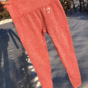 Gymshark vital seamless leggings - Nu säljer jag mina Gymshark leggings eftersom dom inte har kommit till användning så mycket, så skicket är nästan som nyskick. Dock har tvätten slitit en aning på trycken (se bild). Färgen är pink marl och jag tycker bilden på deras hemsida liknar färgen mer än vad mina bilder gör i verkligheten. Storlek XS. Priset kan diskuteras.